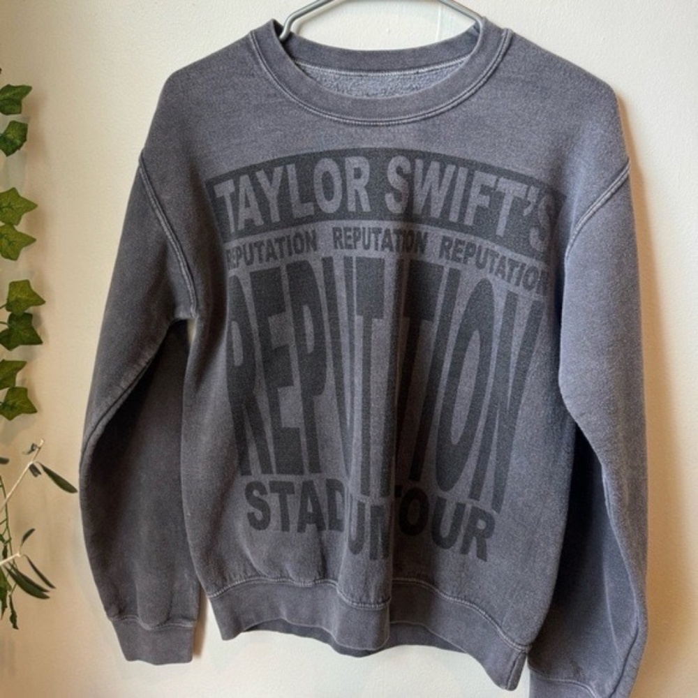 Rare Taylor Swift Reputation Tour Crewneck size small